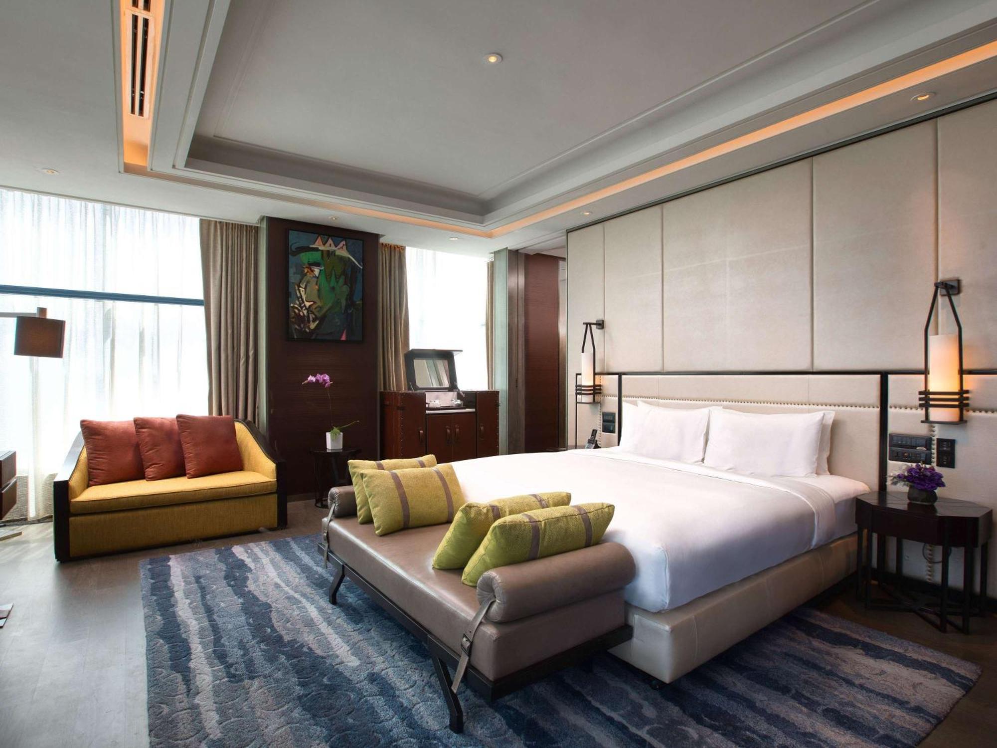 Sofitel Kuala Lumpur Damansara Hotel Kültér fotó A bedroom at the hotel