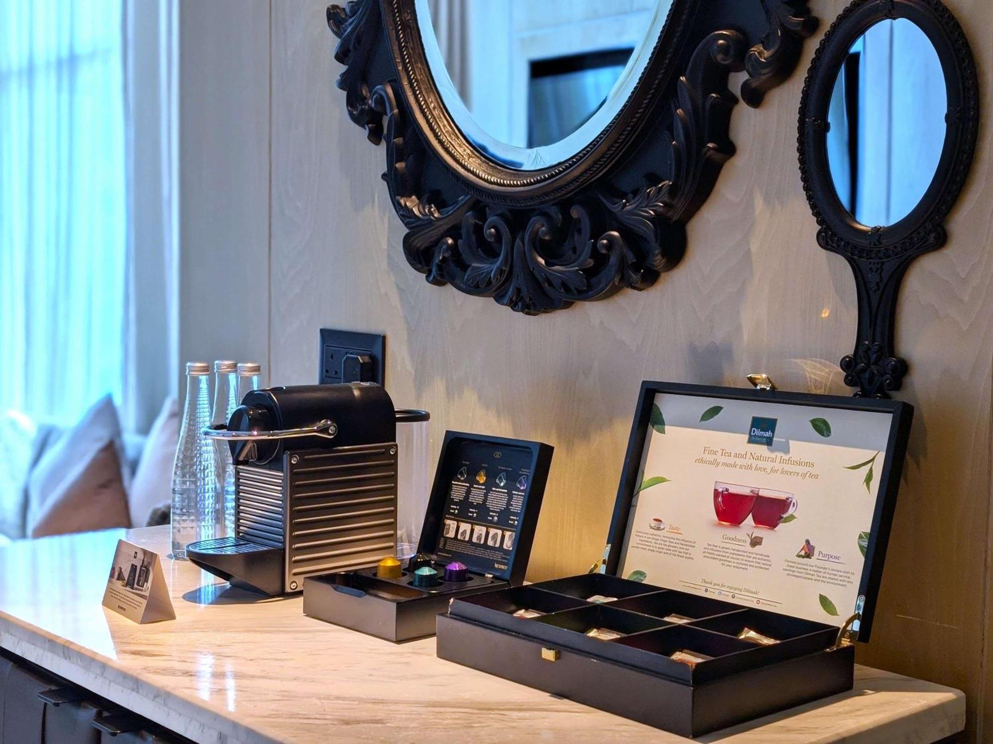 Sofitel Kuala Lumpur Damansara Hotel Kültér fotó A makeup kit